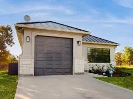 Stunning Lake House with Spacious Bedrooms - Minutes to Local Attractions