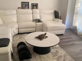 Casa Bella 1 Bedroom Available shared Quiet Home, Bath Tub, 2 Cats