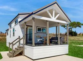 Modern Tiny Home with Loft, Kitchen, Cozy Patio and Shared Pools, Great Location