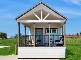 Modern Tiny Home with Loft, Kitchen, Cozy Patio and Shared Pools, Great Location