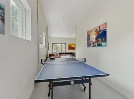 Spacious House with Ping-Pong and Pool Table, Balcony with Water and Sunset View