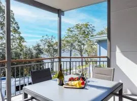 Baggies On Dutchies, 9 Burbong Street - Large pet friendly house with spectacular waterviews, Wi-Fi and air con