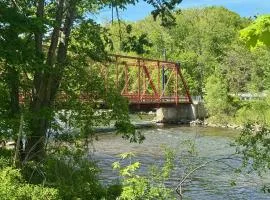 River Rock Guest House, Minutes to Ann Arbor, on the Huron River & B2B Trail