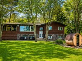 6 Bedroom Lakefront Main House in Sand Bay, hótel í Dillon