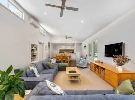 Walk-to-Beach Home with Bush Views Carramar Dream