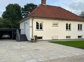 To værelser med dobbeltsenge tæt på E45 og banegården i Rødekro Værelserne deler bad Kælderværelser med egen indgang