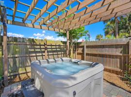 Marvelous Mermaid Bungalow, Dog-Friendly Upstairs Apt in Prime Vilano Beach, Hotel in St. Augustine