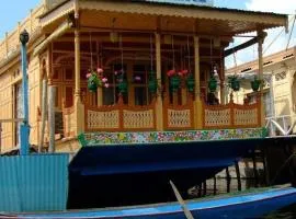 Houseboat Saleem