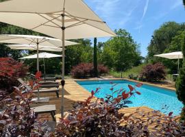 Le Baccara Lodge, véritable maison de famille avec piscine et parc, khách sạn ở Arengosse