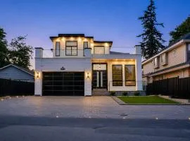 FiFa 2026 Stay 6BR Entire Home Sleeps 14 Private Parking Pet-Friendly Near Vancouver
