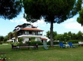 Villa Oasis: Nea Potidaea şehrinde bir otoparklı otel