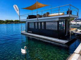 NEON Bigigio House Boat, готель у місті Lisanza