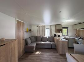New Bungalow 460 from 2026, Wi-Fi, air conditioning, Camping Siblu, hotelli kohteessa Lattes