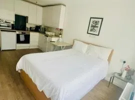 Studio - Sleeps 2 - Wifi - Parking
