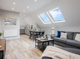SOBO Loft Sleek Southbourne 2-Bedroom Apartment Close to SOBO Beach