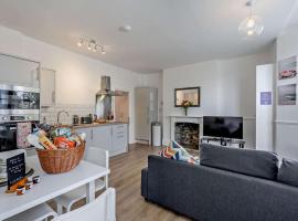 Dizzy Lows Modern 1 Bedroom Swanage Apartment with Sea View, viešbutis mieste Swanage