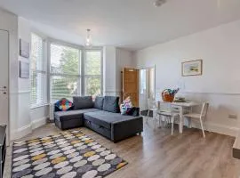 Dizzy Lows Modern 1 Bedroom Swanage Apartment with Sea View