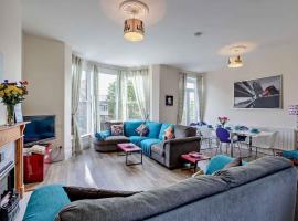 Dizzy Heights Swanage Sleeps 10 with Amazing Views, Hotel in Swanage