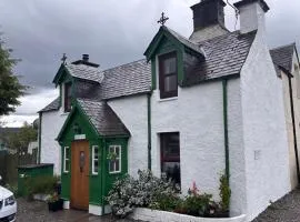 Loch Ness village cottage for 2 with free parking & pets welcome