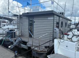 Hausboot Fjord MobyDick in Flensburg mit Dachterrasse, hotel i Flensborg