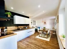 Luxury full center and near Lake!