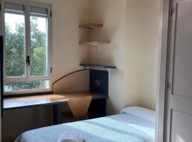 Residencia Universitaria RUDMA LOS BERMEJALES, ξενοδοχείο στη Σεβίλλη