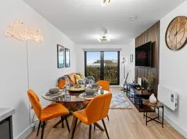 Stylish City Apartment with Juliette Balcony, Retro Games & Fast WiFi