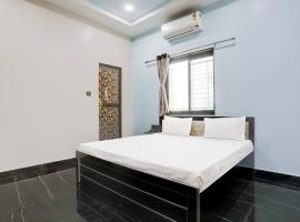 Hotel O Raj Guest House، فندق في Akola