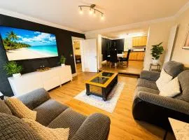 Glen Fern Lodge - Garden Apartment with Parking - Heart of Bournemouth Town Centre - Close to Beach - Darts and Table Football - Sleeps 11