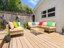 KingstonStays Happy House, Free Parking, Downtown, hotel a Kingston