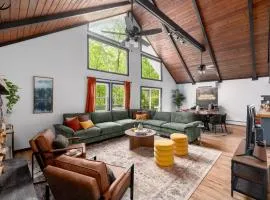 The Harmony Escape with Hot Tub, Sauna, Fire Pit, Games, Sleeps 18