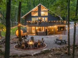 The Harmony Escape with Hot Tub, Sauna, Fire Pit, Games, Sleeps 18