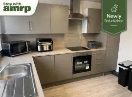 Modern 1 Bed Apartment, King or Twin Beds, Sofa Bed & Free WiFi