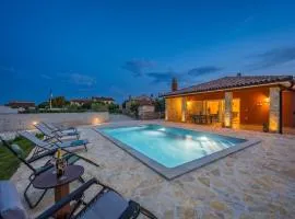 Villa Martha Sisan near Pula for 6 persons with 30 m2 private pool - 3 km from the beach