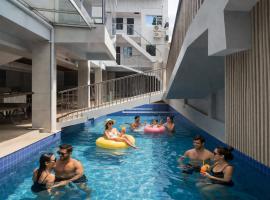 Viesnīca Kuadro Hotel & Suites pilsētā Moalboala