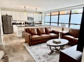 Newly Renovated Downtown Roanoke Apartment with Queen Bed & Private FREE Parking