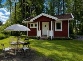 Nyrenoverad stuga mellan två sjöar