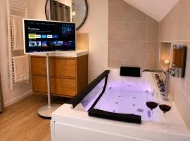 Romantic Getaway Suite - Spa Bath & Castle View