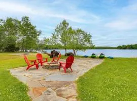 Lakefront Cabin: Kayaks, Paddle Boards & Fishing