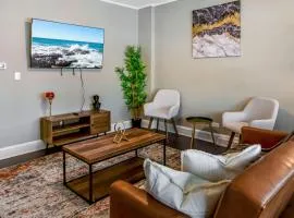 Cozy and Lux 2BD Near City and Airport
