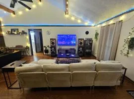 The Creek Woodland Oasis - Modern 3BR Country Home with Rolling Yard