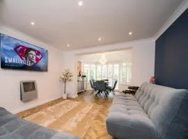 2BR House - Sleeps 5 with Parking - Guildford Centre