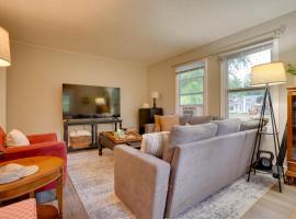 Steps to St Croix River! Charming Lakeland Home, hotel v destinácii Lakeland
