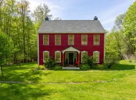Red Hill House - Farmhouse Charm with Natural Views