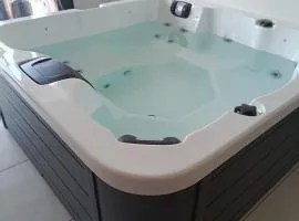 2 Bedroom Apartment in Xgħajra with hot tub near the sea