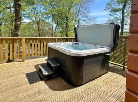 Acorn Lodge for Six with Hot Tub - Devon, hotel a Chudleigh