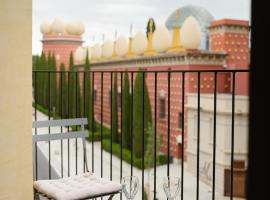 Apartamentos enfrente del Museo Dalí - Serena Stays، فندق في فيغيراس
