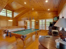 Hot Tub & Deck: Cabin Near Smoky Mtn Trails!, Hotel in McCookville