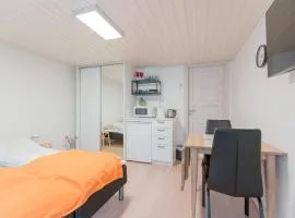Newly Renovated Double Rooms with Kitchenette and Free Parking