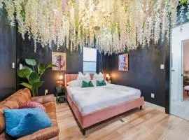 Houston's Downtown Bloom House - Spacious Floral Escape for Groups